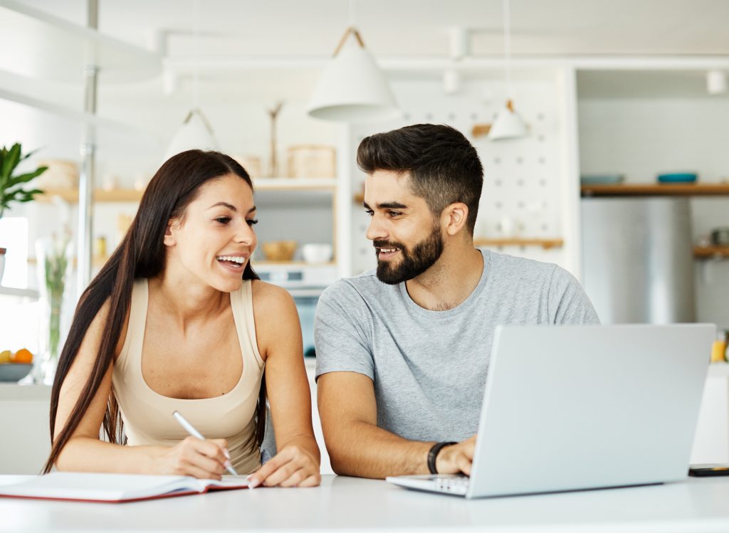pareja aprendiendo alemán online